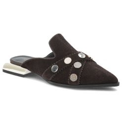 Klapki damskie S.Barski, cholewka ze skóry naturalnej z zabudowanym przodem na niskim obcasie z metaliczną wstawką ozdobione dekoracyjnymi paskami i. Brązowe klapki damskie S.BARSKI, z aplikacjami, ze skóry, bez obcasa, na obcasie, bez zapięcia. Za 278.90 zł.