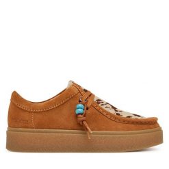 Półbuty Clarks. Brązowe półbuty damskie Clarks, bez wzorów, bez obcasa, na płaskiej podeszwie, bez zapięcia. Za 519.99 zł.