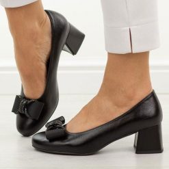 Czarne czółenka damskie na obcasie M.Daszyński Sa281-7. Czarne czółenka damskie M.Daszyński, z aplikacjami, z materiału, bez obcasa, na obcasie. Za 189.00 zł.