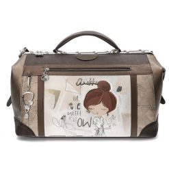 Torba podróżna damska Anekke, z ozdobnym nadrukiem i metalowym logo zapinana na suwak wyposażona w wygodną rączkę oraz regulowany pasek pojemna i fun. Brązowe torby sportowe Anekke, z aplikacjami. Za 699.00 zł.