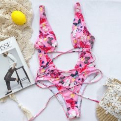 Jednoczęściowy strój kąpielowy z wycięciami na plażę i basen Rhonda. Stroje jednoczęściowe Intica, bez wzorów, z materiału. Za 129.00 zł.