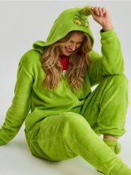 Ocieplana piżama z kapturem i haftem Grinch - zielony. Zielone piżamy damskie Sinsay, bez wzorów, bez ramiączek. Za 79.99 zł.