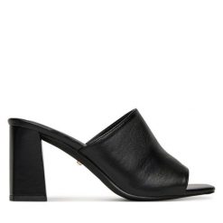 Klapki DeeZee. Czarne klapki damskie DeeZee, bez wzorów, bez obcasa, bez zapięcia. Za 139.99 zł.