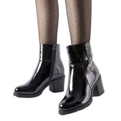 Czarne lakierowane botki na słupku Ludovica. Czarne botki damskie na zimę, z lakierowanej skóry, eleganckie, z okrągłym noskiem, bez obcasa, na słupku, bez zapięcia. Za 204.57 zł.