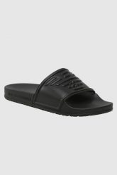 EMPORIO ARMANI Klapki czarne z logo. Czarne klapki damskie Emporio Armani, bez wzorów, bez obcasa, bez zapięcia. W wyprzedaży za 189.99 zł.