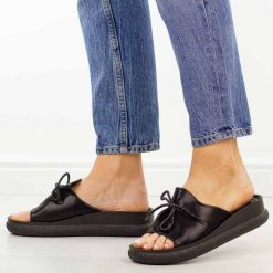 Czarne klapki damskie na platformie Potocki 43366. Czarne klapki damskie POTOCKI, bez wzorów, ze skóry, bez obcasa, na platformie, bez zapięcia. Za 169.00 zł.