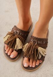 Ciemnobrązowe Klapki VICES na Płaskiej Podeszwie w Stylu Boho z Frędzlami Averathla. Brązowe klapki damskie Renee, z aplikacjami, z denimu, bez obcasa, na płaskiej podeszwie, bez zapięcia. Za 119.99 zł.