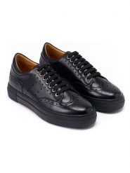 British Passport Skórzane sneakersy w kolorze czarnym rozmiar: 36. Czarne obuwie sportowe damskie British Passport, bez zapięcia. Za 358.48 zł.