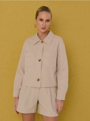 Krótka kurtka koszulowa z kieszeniami - beżowy. Brązowe kurtki damskie Sinsay, l, bez wzorów, bez kaptura. Za 69.99 zł.