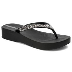 Czarne Japonki Ipanema Letnie Obuwie Damskie. Czarne klapki damskie Ipanema, bez wzorów, z materiału, bez obcasa, na platformie, bez zapięcia. Za 109.00 zł.