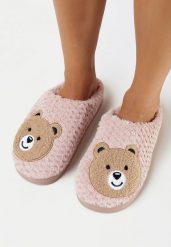 Różowe Kapcie z Miękkiego Futerka Ozdobione Misiem Geraja. Czerwone kapcie damskie Born2be, z jedwabiu. Za 29.99 zł.