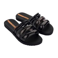 Klapki dla kobiet Ipanema PUFFER TIRAS FEM. Czarne klapki damskie Ipanema, bez wzorów, bez obcasa, bez zapięcia. Za 94.99 zł.