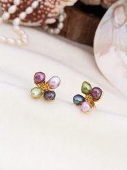 Pierres de Jade Pozłacane kolczyki-wkrętki z perłami rozmiar: onesize. Czerwone kolczyki damskie Pierres de Jade, z perłą, pozłacane. Za 99.80 zł.