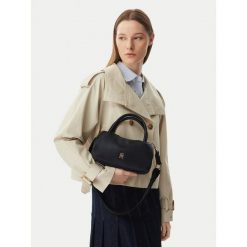 Torebka Tommy Hilfiger. Czarne torebki klasyczne damskie Tommy Hilfiger, bez dodatków. Za 489.99 zł.