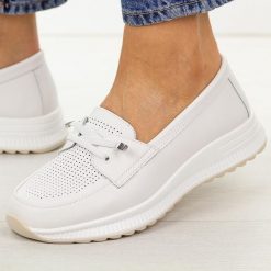 Białe ażurowe skórzane półbuty damskie Filippo Dp7651/26. Białe półbuty damskie Filippo, na jesień, w ażurowe wzory, z jeansu, z okrągłym noskiem, bez obcasa, na płaskiej podeszwie, bez zapięcia. Za 219.00 zł.