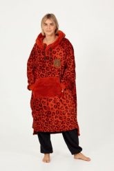 Sofa Poncho dla dorosłych - przytulna i ciepła - Leopard. Czerwone szlafroki damskie AFTER ESSENTIALS, bez wzorów, z materiału, z kapturem. Za 186.00 zł.