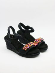 Bellucci Sandały w kolorze czarnym na koturnie rozmiar: 40. Czarne sandały damskie Bellucci, bez wzorów, z otwartym noskiem, bez obcasa, na koturnie, bez zapięcia. Za 100.99 zł.