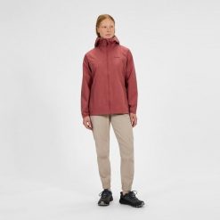 Kurtka przeciwdeszczowa damska Berghaus Deluge Pro 3.0 Jacket. Czerwone kurtki damskie Berghaus, xs, bez wzorów, ze skóry, bez kaptura. Za 555.49 zł.