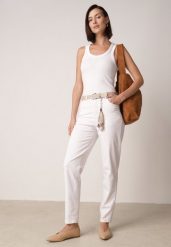 Białe Bawełniano-Wiskozowe Jeansy Mom Fit z Dodatkowym Paskiem Papheilise. Białe jeansy damskie Born2be. Za 119.99 zł.