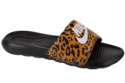 Klapki Nike Model Nike Victori One Slide Kolor Nadruk Zwierzęcy. Brązowe klapki damskie Nike, bez wzorów, z materiału, bez obcasa, bez zapięcia. Za 206.00 zł.