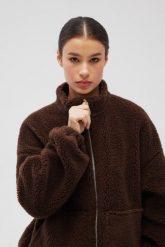 Wełniana bluza damska zapinana na zamek w kolorze BRĄZOWYM- VELMORE -UNI. Brązowe bluzy damskie Marsala, na zimę, m, bez wzorów, z bawełny, bez kaptura. Za 599.90 zł.