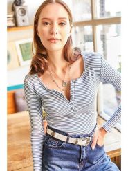 Olalook Koszulka w kolorze błękitno-białym rozmiar: XL. Białe koszulki damskie Olalook, xl, bez wzorów, bez kołnierzyka, bez ramiączek. Za 56.99 zł.