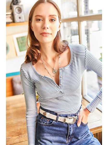 Olalook Koszulka w kolorze błękitno-białym rozmiar: XL. Białe koszulki damskie Olalook, xl, bez wzorów, bez kołnierzyka, bez ramiączek. Za 56.99 zł.