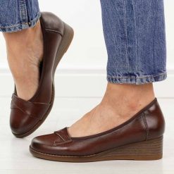 Brązowe skórzane czółenka damskie na koturnie Vinceza 18136. Brązowe czółenka damskie VINCEZA, bez wzorów, z jeansu, z okrągłym noskiem, bez obcasa, na koturnie. Za 219.00 zł.