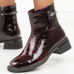 Bordowe skórzane botki damskie T.Sokolski 508. Czerwone botki damskie Sokolski, na jesień, z dzianiny, eleganckie, z okrągłym noskiem, bez obcasa, na obcasie, bez zapięcia. Za 329.00 zł.