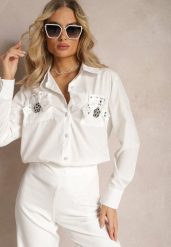 Biała Klasyczna Koszula z Kieszeniami Zdobiona Cyrkoniami i Kwiatowym Detalem Herlla. Białe koszule damskie Renee, m, z aplikacjami, eleganckie, bez kołnierzyka, bez ramiączek. Za 59.99 zł.