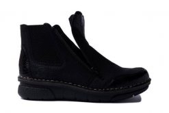 RIEKER 73355-00 black, botki damskie. Czarne botki damskie Rieker, na zimę, z polaru, bez obcasa, bez zapięcia. Za 349.90 zł.