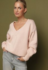 Różowy Sweter z Kaszmirem z Dekoltem w Serek Plenae. Czerwone swetry klasyczne damskie Born2be, uniwersalny, z kaszmiru, bez kołnierzyka. Za 129.99 zł.