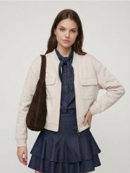 Rozpinana bluza z domieszką wiskozy i kieszeniami soft touch - kremowy. Białe bluzy damskie Sinsay, l, bez wzorów, z wiskozy, bez kaptura. Za 59.99 zł.