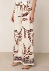 Brązowe Spodnie Wiskozowe Szerokie z Florystycznym Motywem Casual Nelinore. Brązowe spodnie materiałowe damskie Born2be, bez wzorów, z jeansu. Za 49.99 zł.