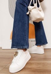 Biało-Różowe Sneakersy na Platformie z Perforacją i Ozdobnym Kamieniem Dilhela. Białe obuwie sportowe damskie Born2be, z jeansu, bez zapięcia. Za 89.99 zł.