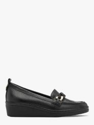 Czarne mokasyny damskie na niskiej platformie. Czarne mokasyny damskie Ryłko, ze skóry, z okrągłym noskiem, bez obcasa. W wyprzedaży za 249.99 zł.