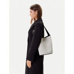 Torebka Guess. Brązowe shopper bag Guess, z aplikacjami, bez dodatków. Za 634.99 zł.
