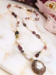 Pierres de Jade Pozłacany naszyjnik z elementami ozdobnymi - dł. 45 cm rozmiar: onesize. Białe naszyjniki damskie Pierres de Jade, z ametystem, pozłacane. Za 130.99 zł.