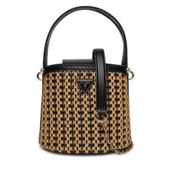 Torebka Guess. Brązowe torebki klasyczne damskie Guess, bez dodatków. Za 439.99 zł.