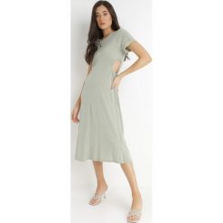 Zielona Sukienka Bawełniana Chipih. Zielone sukienki damskie Born2be, bez wzorów, z bawełny, eleganckie, bez ramiączek. Za 139.99 zł.
