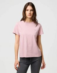 DAMSKA KOSZULKA WRANGLER SIGN OFF TEE KEEPSAKE LILAC 112370740. Koszulki damskie Wrangler, m, bez wzorów, bez kołnierzyka, bez ramiączek. Za 89.99 zł.