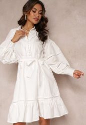 Biała Koszulowa Sukienka z Perłowymi Guzikami i Koronkowymi Wstawkami Shyanne. Białe sukienki damskie Renee, bez wzorów, z koronki, vintage, bez ramiączek. W wyprzedaży za 183.99 zł.