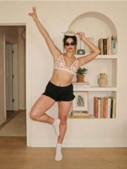 Bawełniane szorty piżamowe z falbanką - czarny. Czarne piżamy damskie Sinsay, bez wzorów, z bawełny, bez ramiączek. Za 15.99 zł.