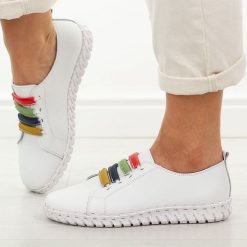 Białe skórzane półbuty damskie Vinceza 95376. Białe półbuty damskie VINCEZA, na lato, bez wzorów, z jeansu, z okrągłym noskiem, bez obcasa, bez zapięcia. W wyprzedaży za 197.10 zł.