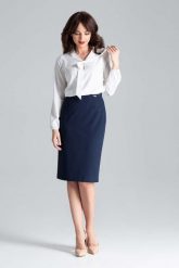 Ecru Elegancka Bluzka z Wiązaniem przy Dekolcie. Brązowe bluzki damskie Katrus, xl, bez wzorów, z elastanu, eleganckie, bez kołnierzyka, bez ramiączek. Za 199.00 zł.