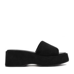 Klapki DeeZee. Czarne klapki damskie DeeZee, bez wzorów, bez obcasa, bez zapięcia. Za 139.99 zł.