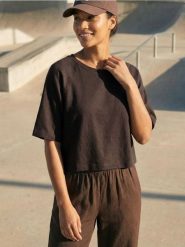 Bluza comfort z krótkim rękawem z dodatkiem wiskozy - brązowy. Brązowe bluzy damskie Sinsay, l, bez wzorów, z dzianiny, bez kaptura. Za 39.99 zł.