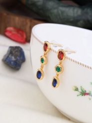 Pierres de Jade Pozłacane kolczyki-wkrętki z cyrkoniami rozmiar: onesize. Czerwone kolczyki damskie Pierres de Jade, z cyrkonią, pozłacane. Za 43.99 zł.