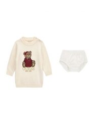 Guess Sukienka dzianinowa A6BK06 Z1316 Kremowy Regular Fit. Białe sukienki dziewczęce Guess, z aplikacjami, z dzianiny, bez ramiączek, proste. Za 214.99 zł.