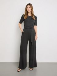 Gerry Weber Kombinezon w kolorze czarnym rozmiar: 36. Czarne kombinezony damskie Gerry Weber, bez wzorów, z tkaniny, bez kołnierzyka, bez ramiączek. Za 158.47 zł.
